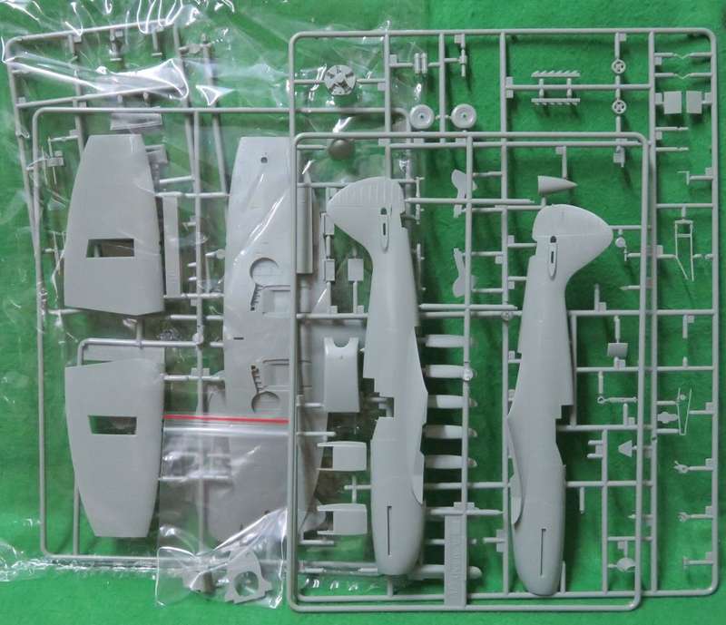 **ACADEMY**MODEL KIT**SPITFIRE Mk. XIVc**VINTAGE**1/48**LENGTH +-20.7CM**