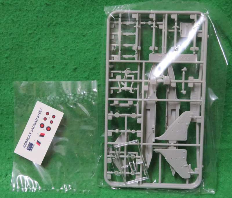 **Academy**Model kit**Sepecat Jaguar**Vintage**Scale 1/144**