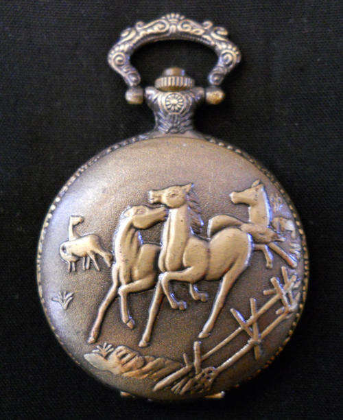 ***POCKET WATCH***QUARTZ***HORSES***BEAUTIFUL***NEW***