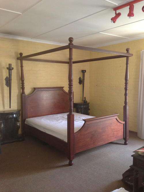 exquisite 4 poster bed in mahogany stain