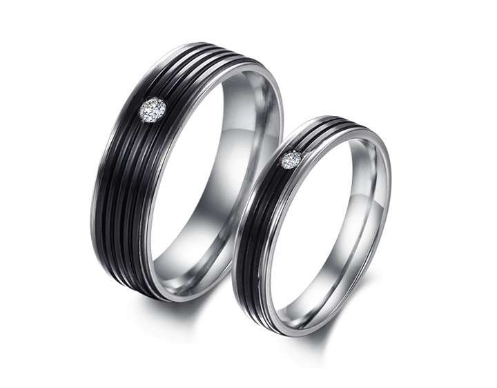 Beautiful couples ring, bid on mens ring receive the lady's for FREE. Amazing set.