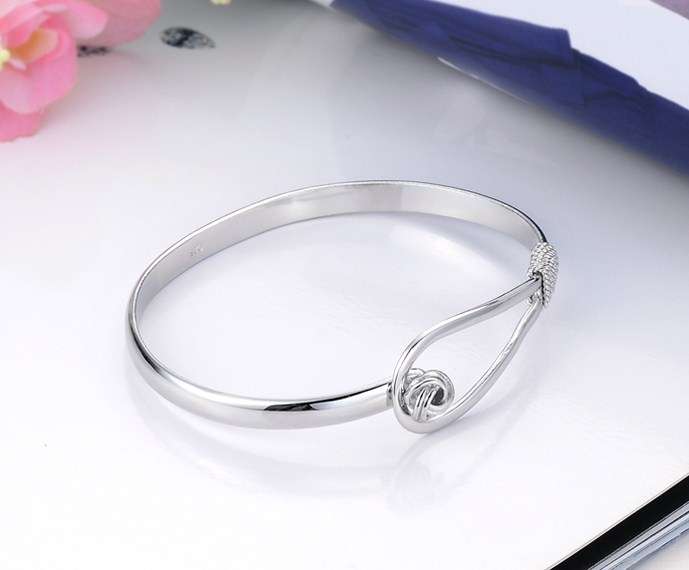 New 925 Sterling silver Fashion cuff bracelet, absolutely stunning.