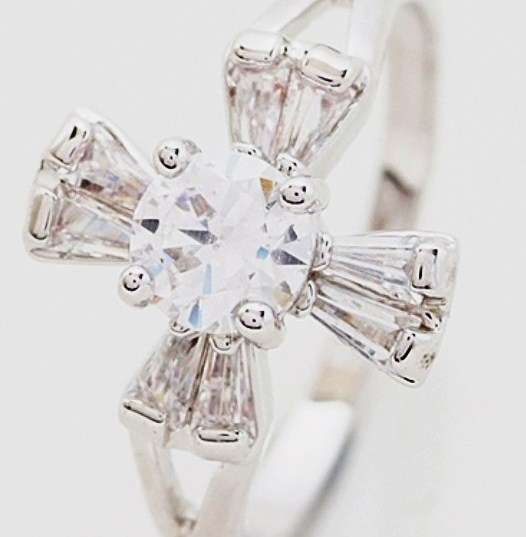 *Local Stock* New 18K RGP high quality flower Ring with Genuine Austrian Crystals
