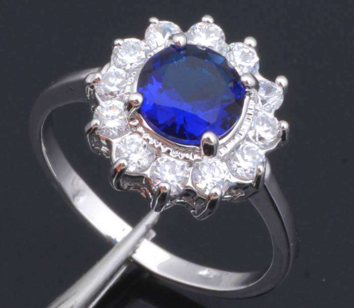 *Local Stock* 925 sterling silver filled Gorgeous Designer ladies Saphire and Zircon gemstone ring