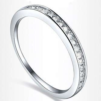 Absolutely beautiful Ladies chanel set New 18K RGP crystal ring in white gold