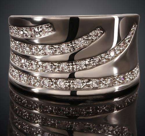New 18K RGP in white gold, ladies Gorgeous chunky ring with wave design AAA genuine crystals