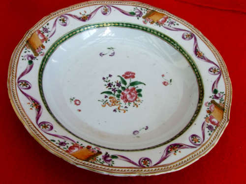 Chinese Famille Rose (Quin Dynasty) porcelain dish. Circa 1750-1780. Ref. P/91