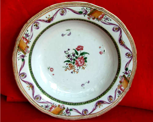 Chinese Famille Rose (Quin Dynasty) porcelain dish. Circa 1750-1780. Ref. P/91