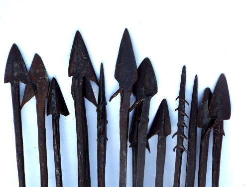 Vintage Pygmy leather/wood Quiver plus 15 arrows. Ref.  W/23