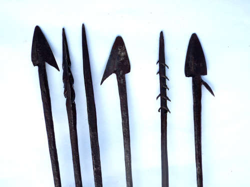 Vintage Pygmy leather/wood Quiver plus 15 arrows. Ref.  W/23