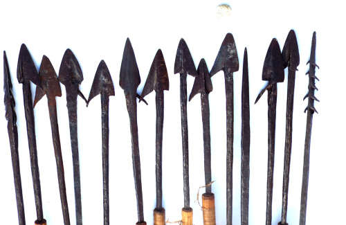 Vintage Pygmy leather/wood Quiver plus 15 arrows. Ref.  W/23