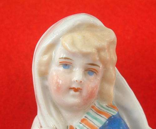 Antique Girl with Basket porcelain figurine, Conta and Boehme 1870-1890 Ref. OR3