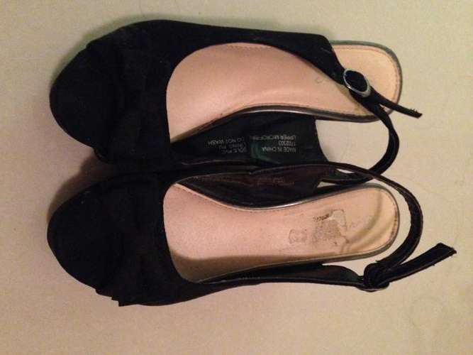 STUNNING Black Size 5 Wedges- LIKE NEW