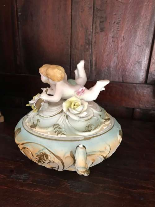 Porcelain bowl with cherubs