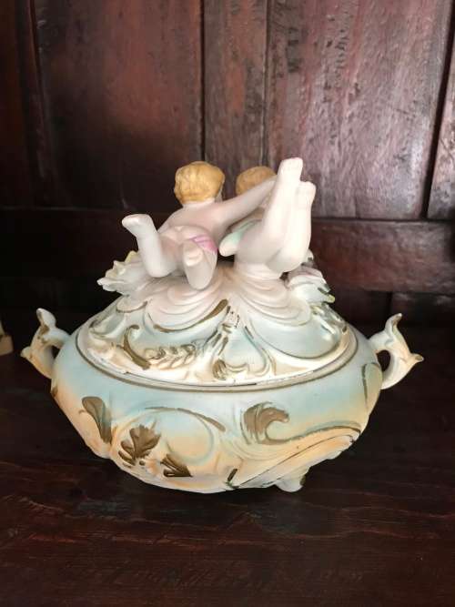 Porcelain bowl with cherubs