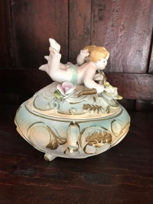 Porcelain bowl with cherubs
