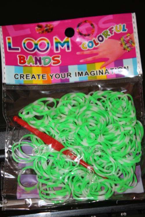 200'S GREEN & WHITE LOOM BANDS Including Loom Hook & S-Clips
