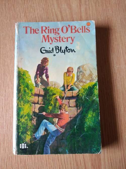 Enid BlytonThe ring o'bells mystery