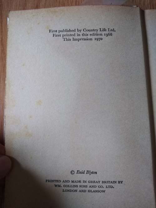Enid Blyton - Adventures on Willow FarmHardcover