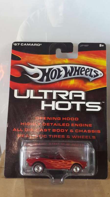 HOT WHEELS - 2005 Ultra Hots '67 CAMARO Real Riders red with flames Rubber Tires
