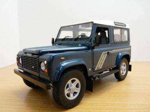 UNIVERSAL HOBBIES - 1/18 LANDROVER DEFENDER 90 TDI CAYMEN BLUE