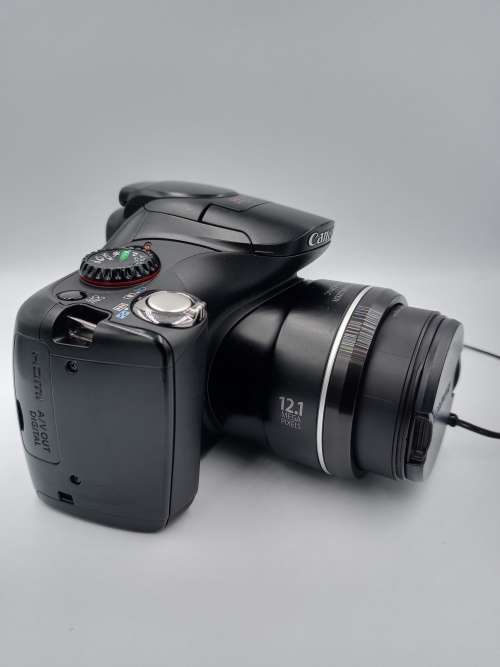 Canon PowerShot SX40 HS (12MP CMOS Sensor, 1080p FHD, 35x Optical Zoom) Digital Camera
