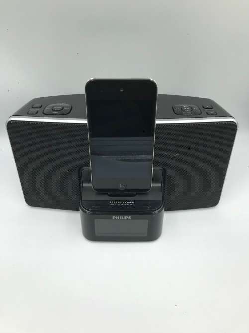 Apple iPod Touch 4th Generation 32GB (with docking station)