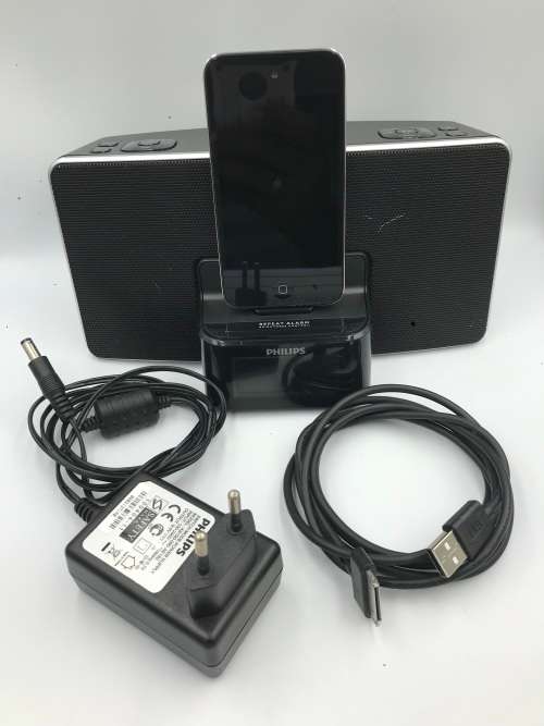 Apple iPod Touch 4th Generation 32GB (with docking station)