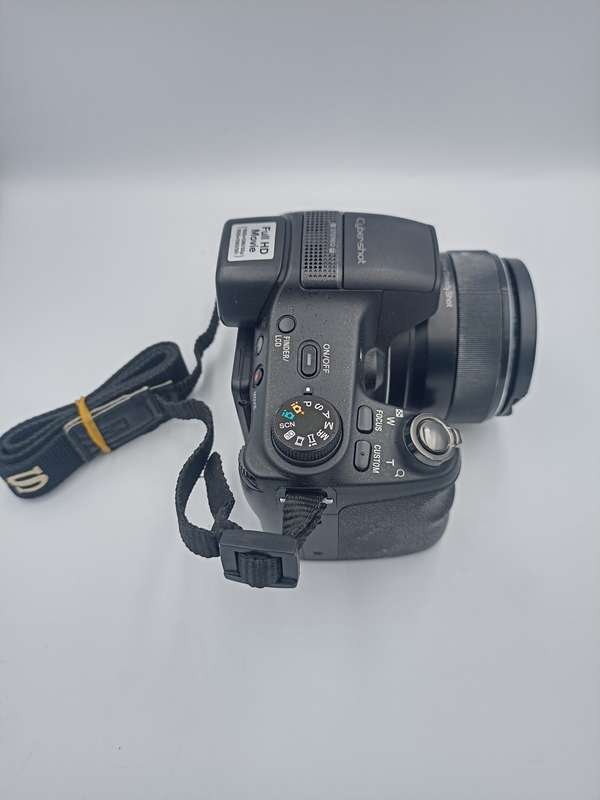 Sony Cyber-shot DSC-HX200V Digital Camera (18 PM, 30x Optical Zoom, FHD Movie 1080 and 3-Inch LCD)