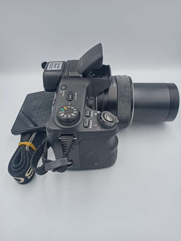 Sony Cyber-shot DSC-HX200V Digital Camera (18 PM, 30x Optical Zoom, FHD Movie 1080 and 3-Inch LCD)