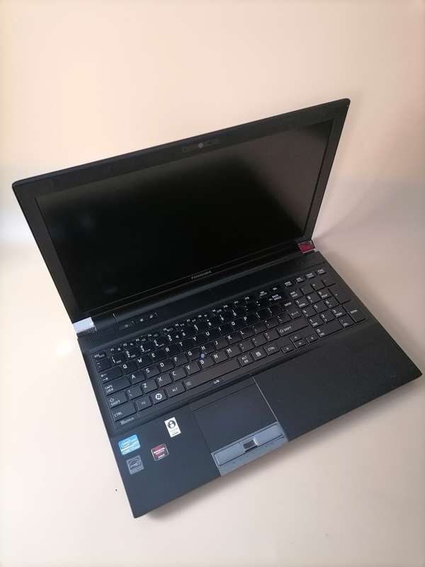 Toshiba Tecra R850-F42N (Intel Core i7, 240GB SSD, 8GB RAM) 15.6 Inch Laptop