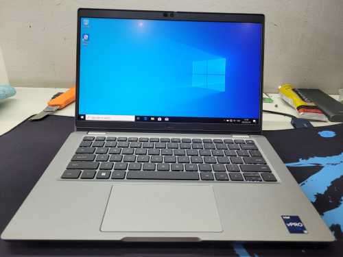 Touch screen Dell latitude 5330 i5 12th gen, 16gig ddr4 ram, 512gig nvme. Full HD. Original charger