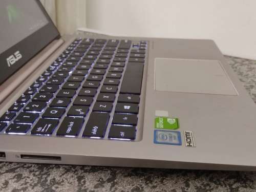 STUNNING ASUS ZENBOOK UX303U *TOUCHSCREEN* i7 6TH GEN WITH NVIDIA GRAPHICS + QHD+ SCREEN