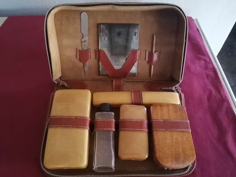 Vintage men`s Grooming Kit in Case