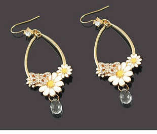Nice Gold Daisy Rhinestone Dangle Earring