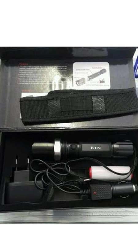 RECHARGEABLE, ZOOMABLE CREE LED FLASHLIGHT / TORCH 800 Lumens.  Collections are allowed.