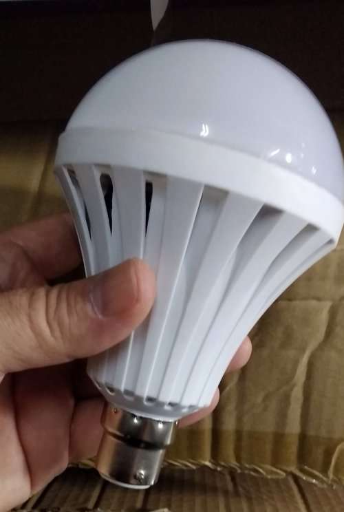 LED Light Bulbs 9W 12V B22 Cool White. Perfect For 12V Solar Systems. Collections Are Allowed.