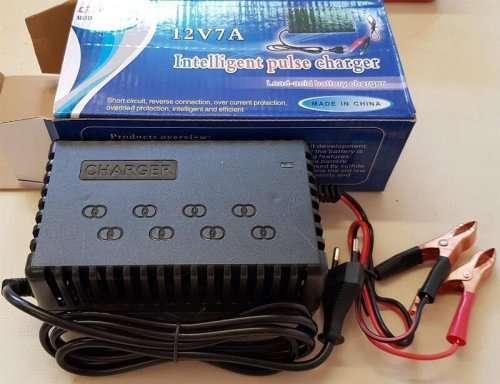 Battery Chargers: 12V Intelligent Pulse Battery Charger 7~70AH. Heavy Duty. Collections Are Allowed.