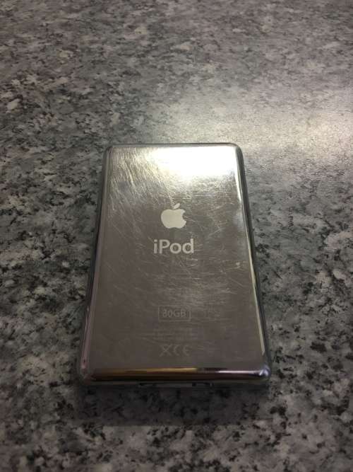Apple iPod Classic - White - 5th Generation - 30GB - Holds 7500+ songs