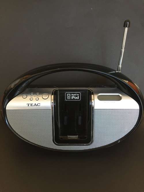 Apple iPod Classic - Black - 5th Generation - 30GB - Holds 7500+ songs - With Box and R1500 extras