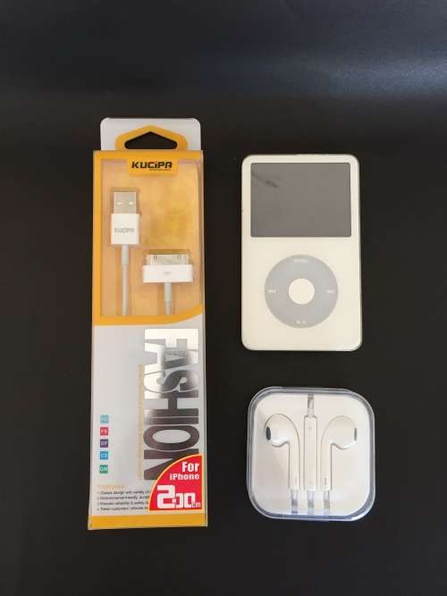Apple iPod Classic - White - 5th Generation - 30GB - Holds 7500+ songs