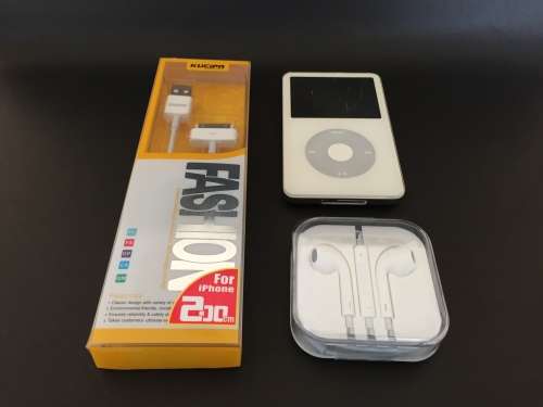 Apple iPod Classic - White - 5th Generation - 30GB - Holds 7500+ songs