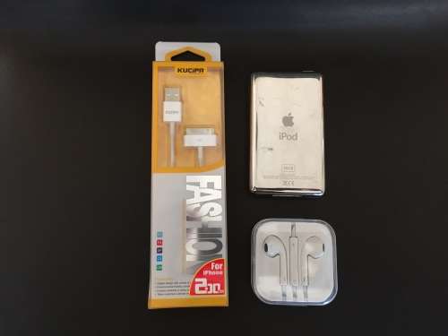 Apple iPod Classic - White - 5th Generation - 30GB - Holds 7500+ songs