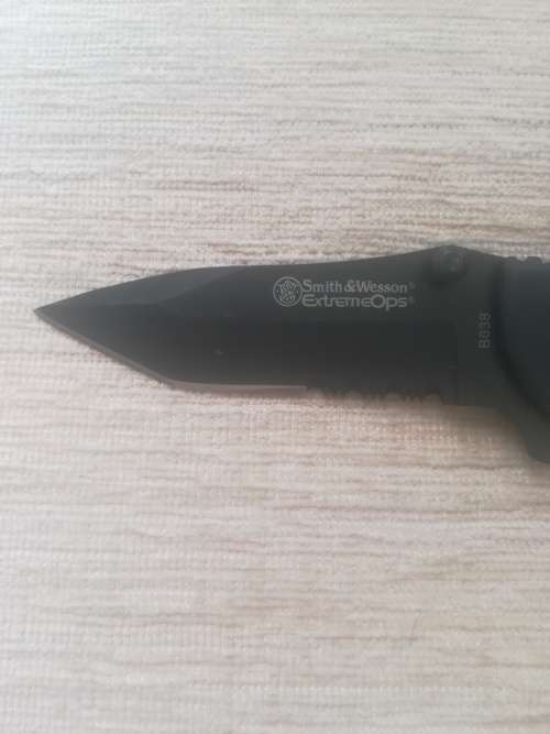 Smith and Wesson ExtremeOps Pocket knife with Serrated Blade