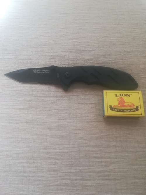 Smith and Wesson ExtremeOps Pocket knife with Serrated Blade