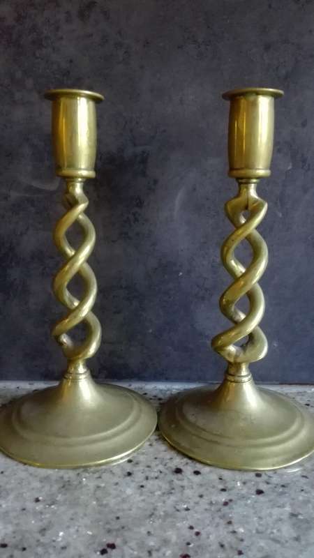 1880 'S Pair of Vintage English Brass Open Barley Twist Candlesticks 20cm