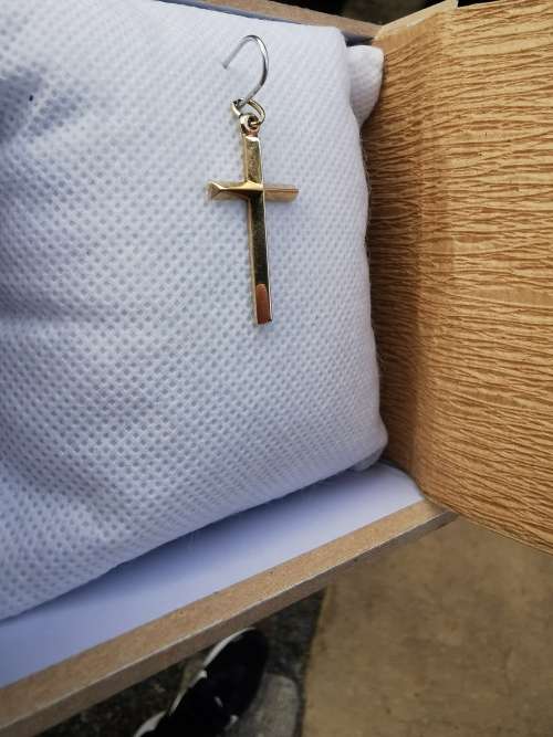 9ct Gold Cross pendant 1.9g