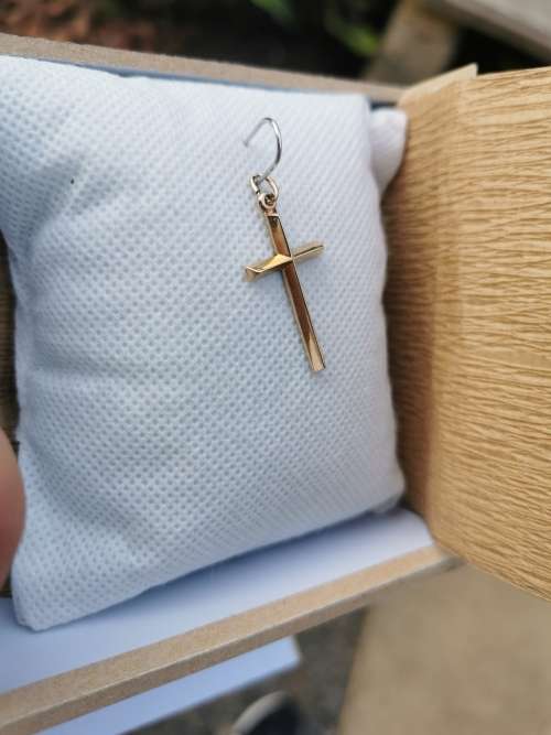 9ct Gold Cross pendant 1.9g