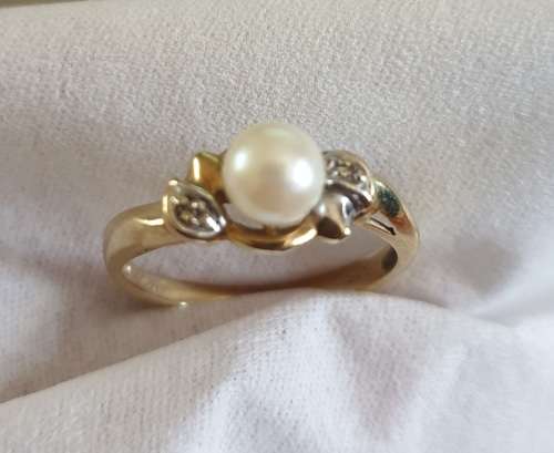 9ct gold pearl and diamond ring