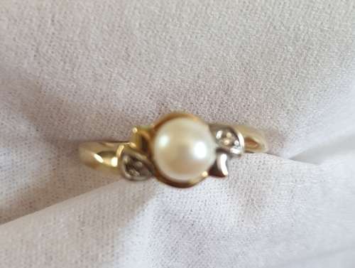 9ct gold pearl and diamond ring